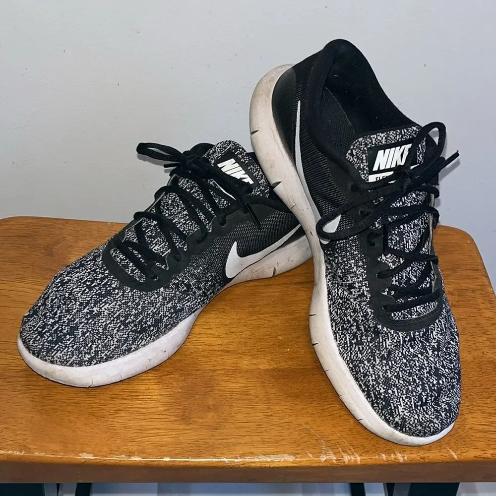Women’s Nike Black and White Flex Contact Size 11/Euro 43 - Picture 2 of 9
